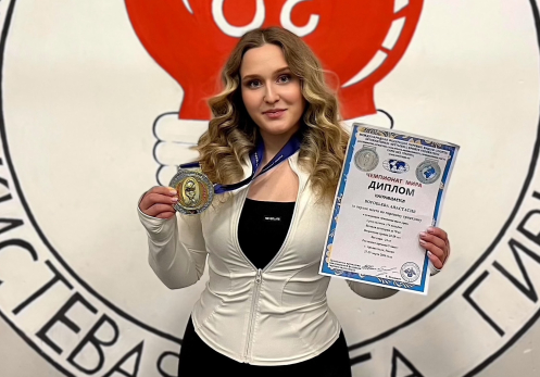 Ее не остановить: Анастасия Воробьева стала трехкратной чемпионкой мира по гиревому спорту