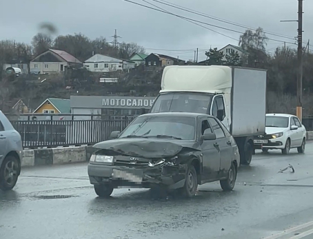 В Сызрани число разбитых машин между кольцом и мостом выросло до пяти
