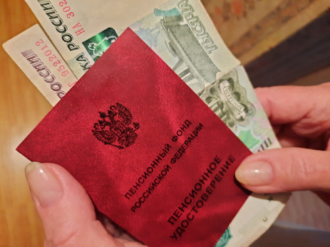 Пенсионеры с картами МИР в апреле получат две пенсии