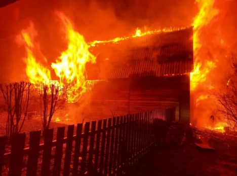 Ночью в Октябрьске огонь за полтора часа уничтожил жилой дом