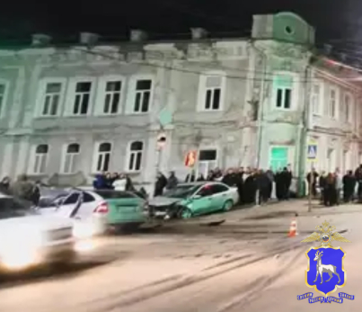 Пострадавших развезли на скорой: в Сызрани разбилась молодежь