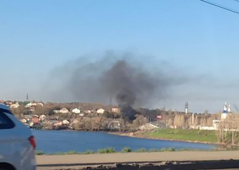 Густой черный дым поднялся в небе над Сызранью - фото