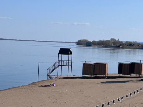 Волга съедает новый сызранский пляж на глазах первых любителей загара