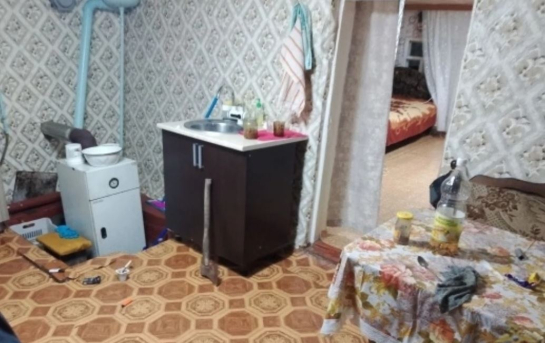 Сын пытался зарубить мать топором за отказ дать денег на спиртное