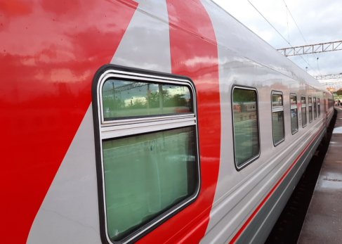 На Москву летят беспилотники, в Курскую область - снаряды: поезда стоят в пробке