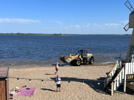 Вода в Волге рекордно прогрелась: жара погнала жителей Сызрани на пляж - что сейчас происходит на «Мельнице»