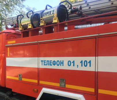 Россию атаковали сотни БПЛА, остановлены поезда, 130 пожарных тушат крупное возгорание
