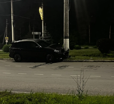 В Сызрани внедорожник BMW въехал в столб