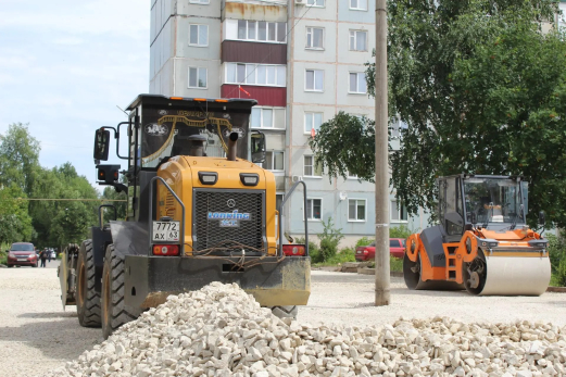Тяжелая техника утюжит огромный двор в Сызрани: будет, где парковаться