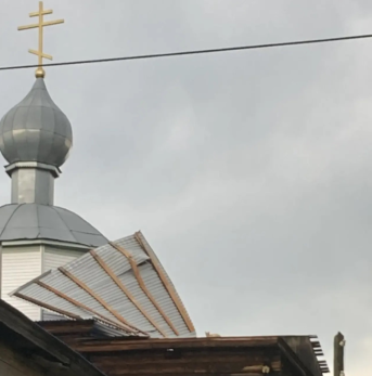 Под Сызранью ураганный ветер унес крышу храма