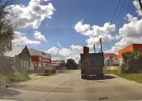 Видео с места происшествия в Сызрани: от беды водителя спасли считанные метры