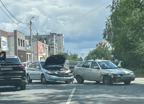 В сторону Московской трудно проехать: жесткая авария в Сызрани