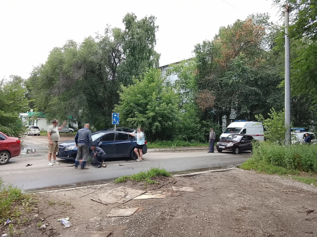 Люди бросились на помощь: в Сызрани легковой автомобиль сбил подростка