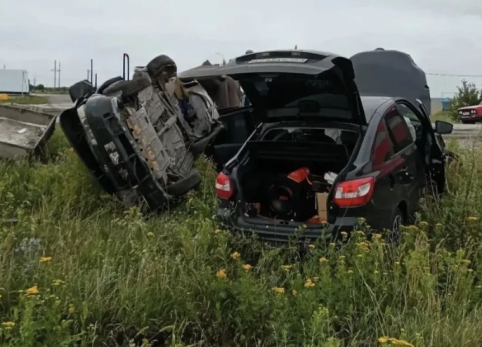 Жесткая авария под Сызранью: одна из машин завалилась на бок