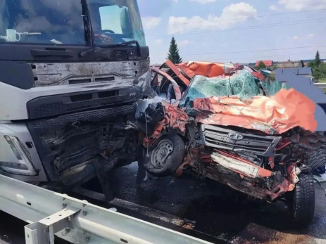 Труп человека зажало в салоне: обнародованы фото страшной аварии на самарской трассе
