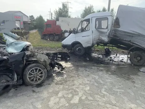 Мощный удар Ауди превратил Газель в банан – фото с места ДТП