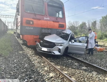 Сызранская электричка протаранила иномарку: погибла женщина