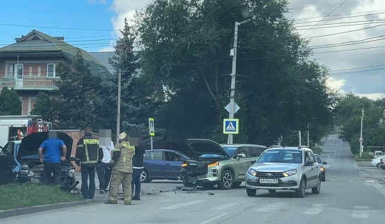 Женщину увезли на скорой с места аварии в центре Сызрани
