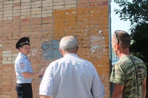 Полиция и казаки по всей Сызрани закрашивают запрещенные надписи