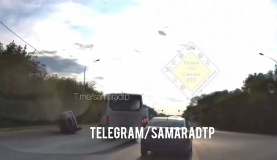 На трассе пассажирский автобус буквально протаранил легковушку - видео