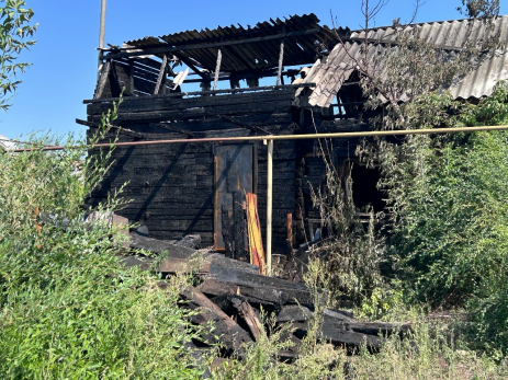 Ночное огненное ЧП в Сызрани: хозяин сгоревшего дома сообщил о возможном поджоге – фото