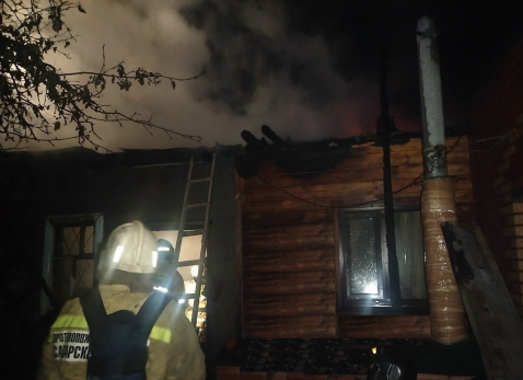 В Октябрьске на пожаре в частном доме пострадал мужчина