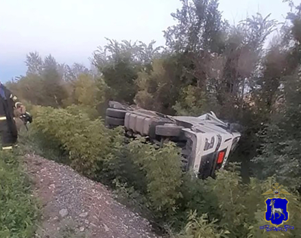 Дальнобойщик уснул. На место крушения нефтевоза вызывали экстренные службы