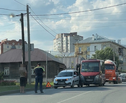 Пассажирский автобус спровоцировал транспортный коллапс у сызранской АЗС