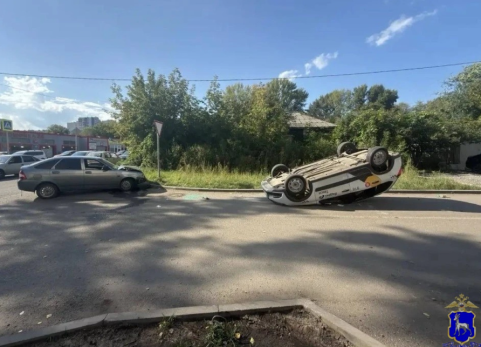 На перекрестке мощный удар завалил Гранту на крышу
