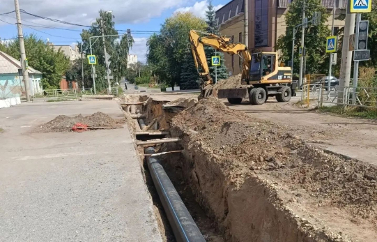 Власти Сызрани раскрыли новую дату окончания работ по замене магистрали у «Универмага»