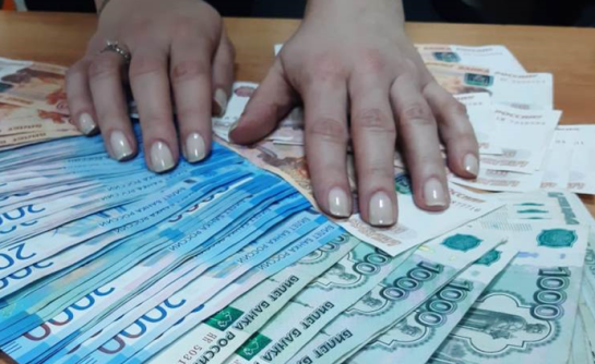 Должно хватить на еду, одежду и оплату жилья: кому из пенсионеров доплатят из бюджета