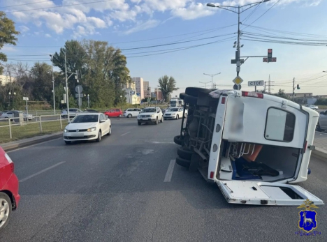 Утром в Самарской области иномарка опрокинула скорую помощь