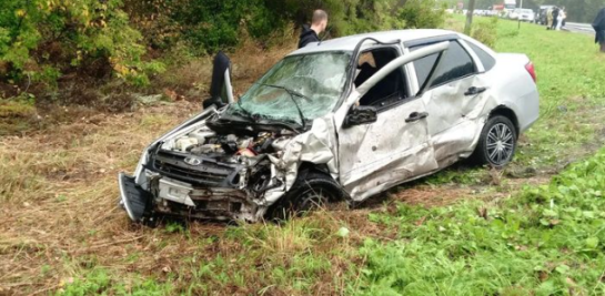 Выживших в жесткой аварии двух легковушек увезли на скорой: фото