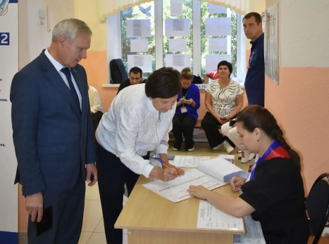 Мэр Октябрьска Владимир Ревин одним из первых принял участие в выборах