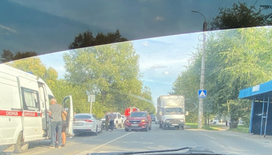 Помощь врачей потребовалась девушке из иномарки: ЧП на Декабристов
