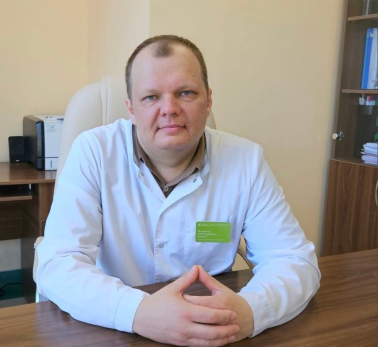 Известный детский врач Сызрани Владимир Клецов сегодня принимает поздравления