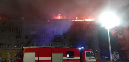 Эвакуировали 70 человек: в Самарской области огонь охватил крышу пятиэтажки - видео