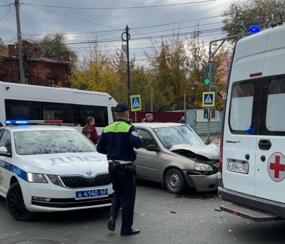 Экстренные службы стянулись к месту серьезного ДТП в центре Сызрани – фото