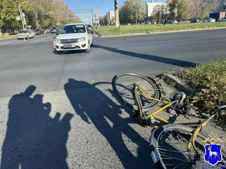 Скончался до приезда скорой: первые фото с места гибели велосипедиста в Самарской области