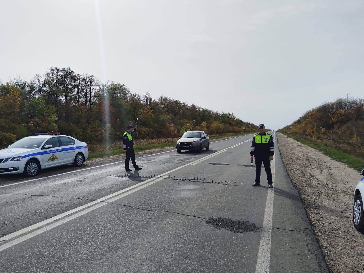 Полицейские расстелили ежи для принудительной остановки водителей на  октябрьской трассе / Новости / КТВ-ЛУЧ