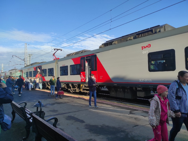 РЖД Тольятти. Сызрань Ростов поезд. Подъемник в скоростной электричке. Электричка 7120 Самара Тольятти.