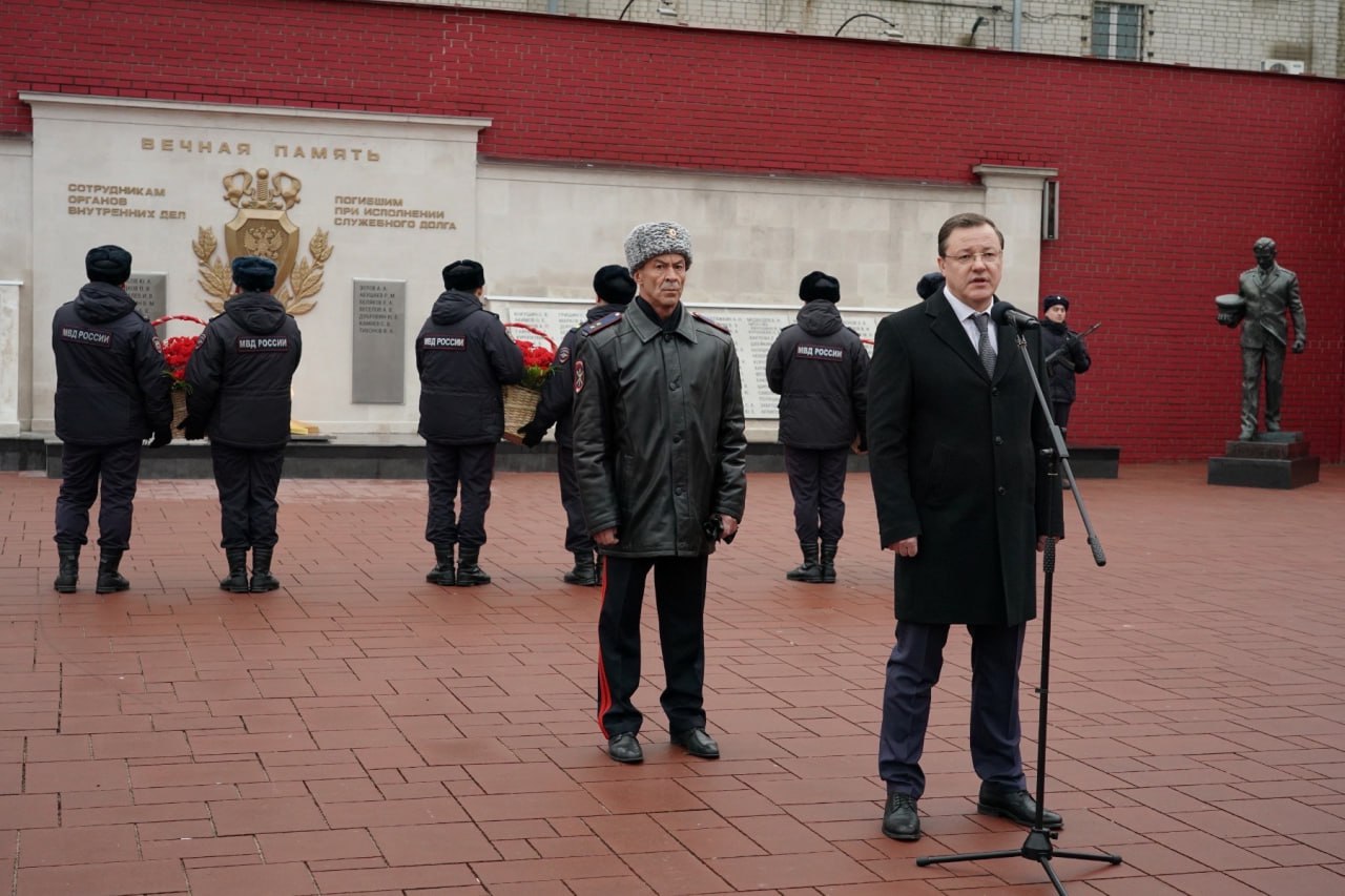 Новости самары отставка азарова. Возложение цветов 9 мая Самара 2023.