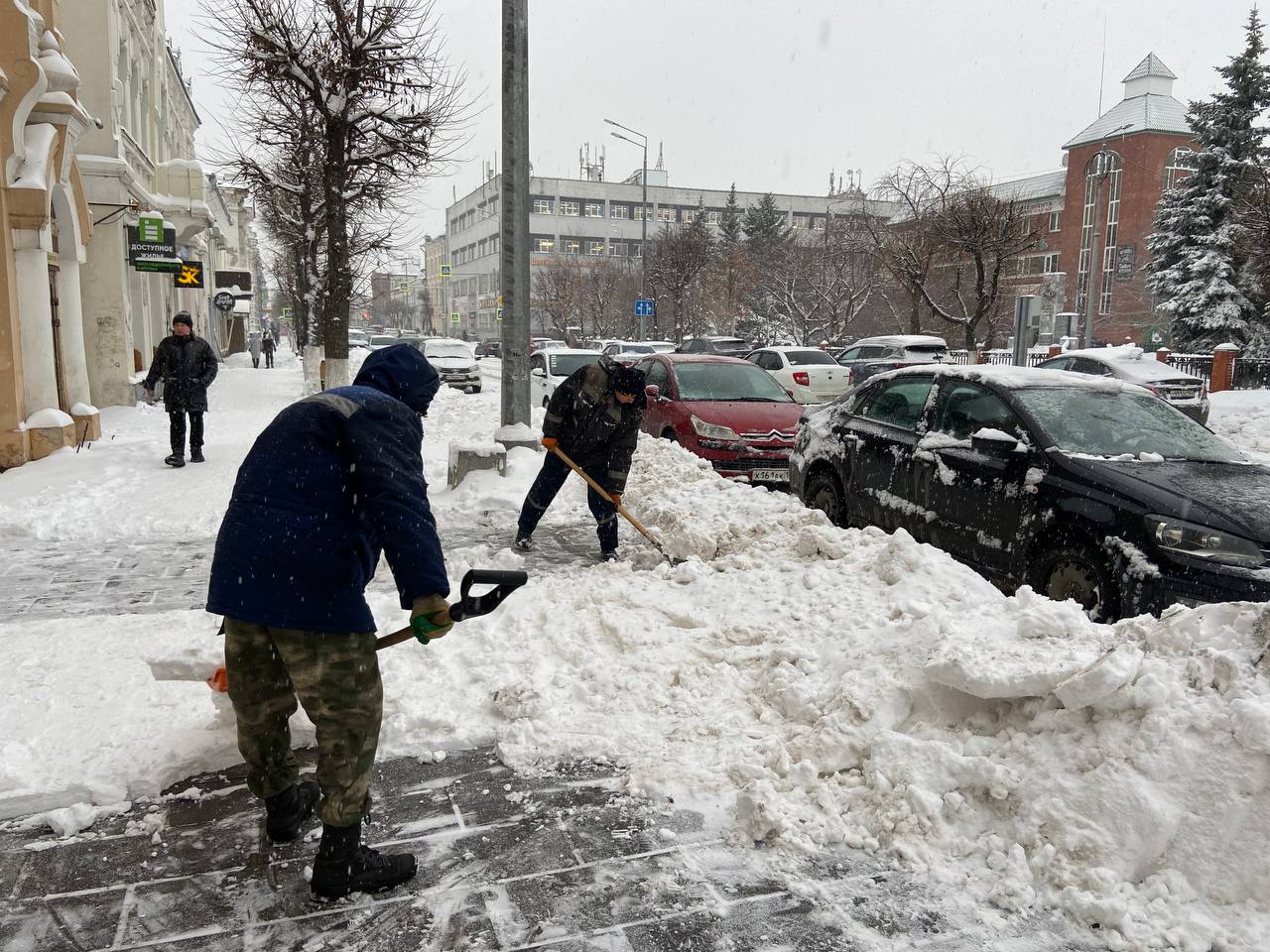 Снег на бетоне. Снег в Сызрани сегодня. Снег относится к ….