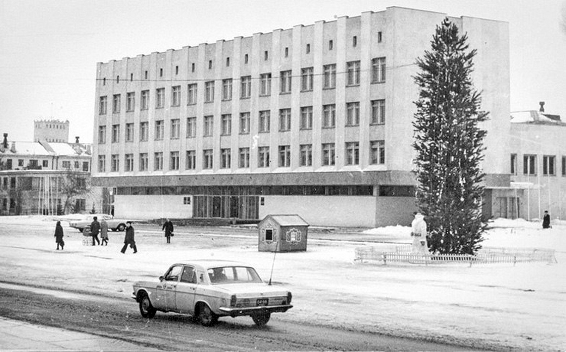 А может быть главную елку Сызрани снова сделать живой? Старое фото вызвало  ностальгию в соцсетях / Новости / КТВ-ЛУЧ