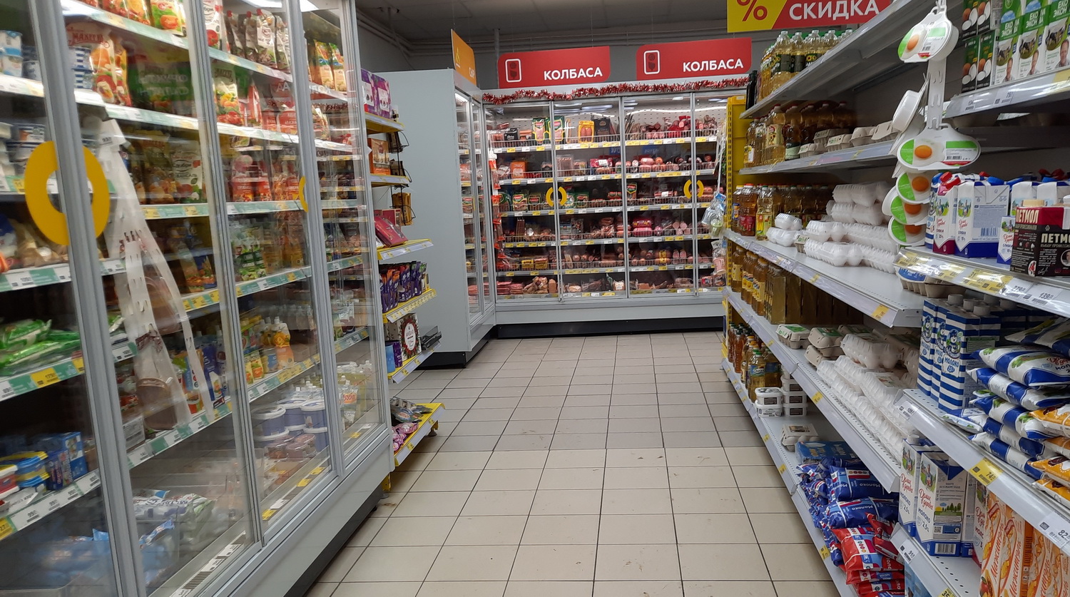 В магазине 3 стоит новый. В магазине 3 стоит новый. Лось в магазине. Прозапас барнаул. Просроченные продукты.