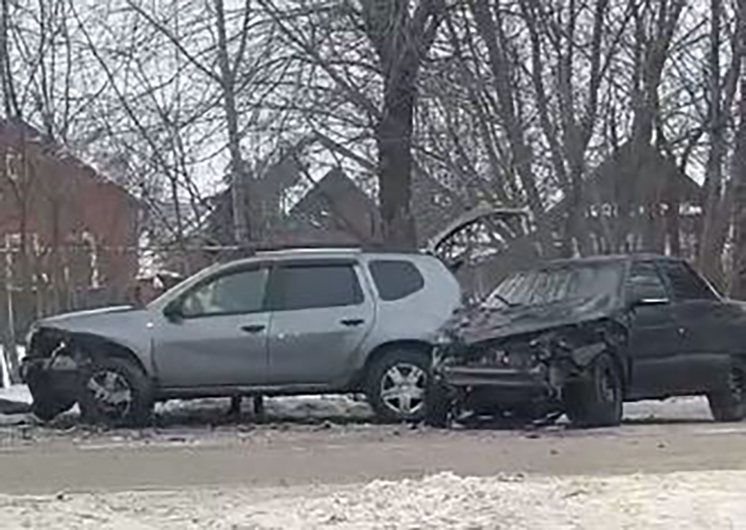 В Сызрани у машины вырвало колесо в момент ДТП у автобусной остановки /  Новости / КТВ-ЛУЧ