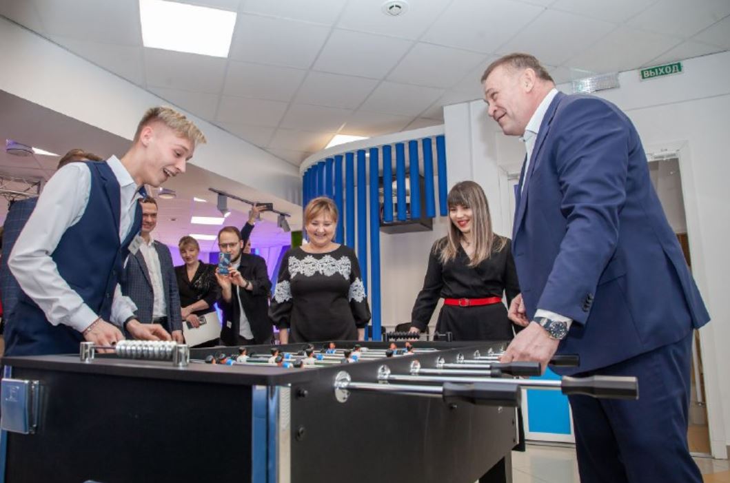 поздравление жильцов с новым годом 2024. новогодняя открытка с кроликом. поздравление жильцов с новым годом. поздравление с новым годом. открытка с новым годом коллегам.