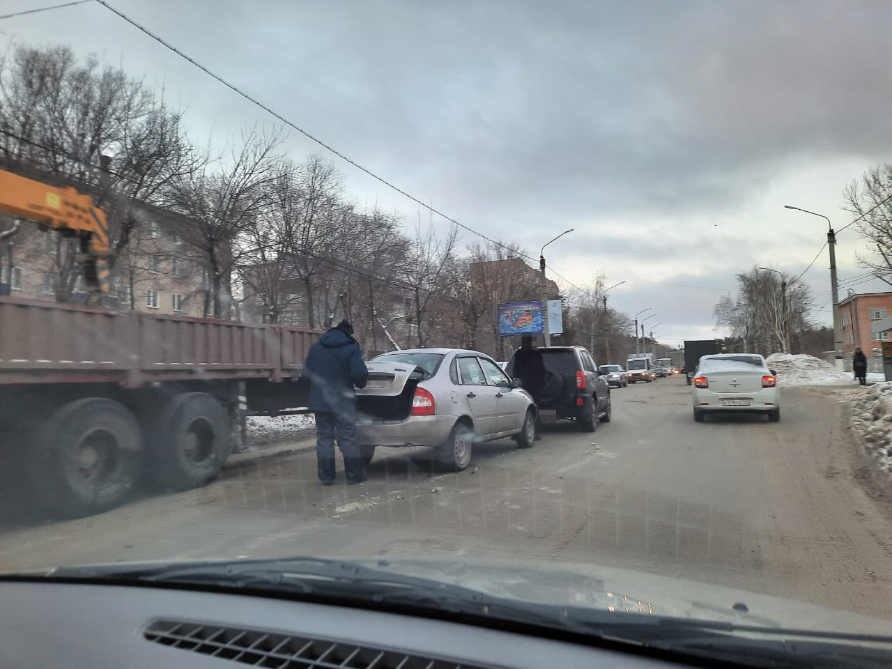 С утра собралась вереница машин: гостю из Крыма в Сызрани обломали бампер /  Новости / КТВ-ЛУЧ