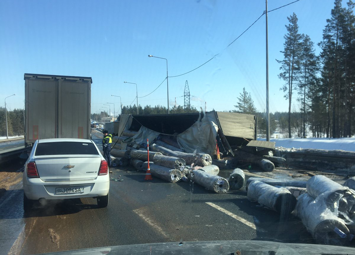 Кузов разорвало: трассу М-5 засыпало грузом на месте массовой аварии с  фурами - видео / Новости / КТВ-ЛУЧ