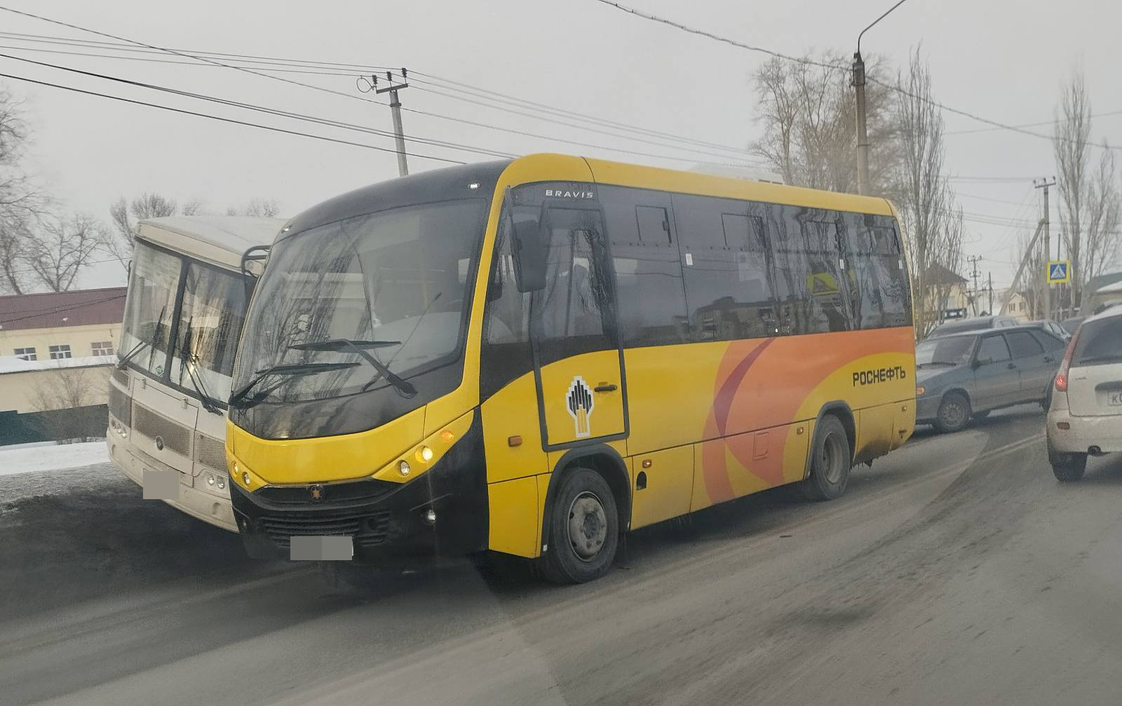 Один автобус загнал другой на сугроб: Сызрань в час пик встает в пробки /  Новости / КТВ-ЛУЧ